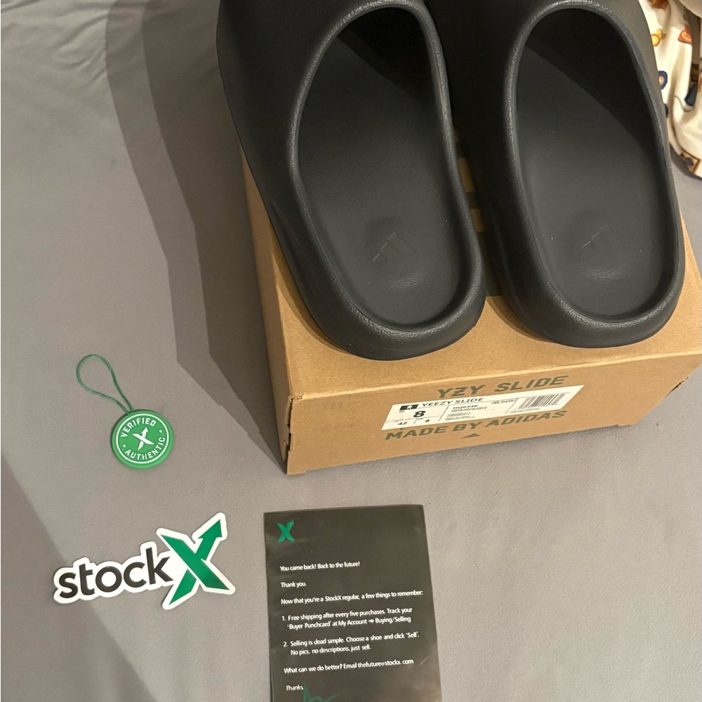 Yeezy Slide in dark onyx
